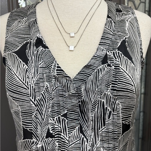A Pea In The Pod Maternity Black & White Leaf Print Silky Sleeveless Blouse | Sm - Picture 3 of 10